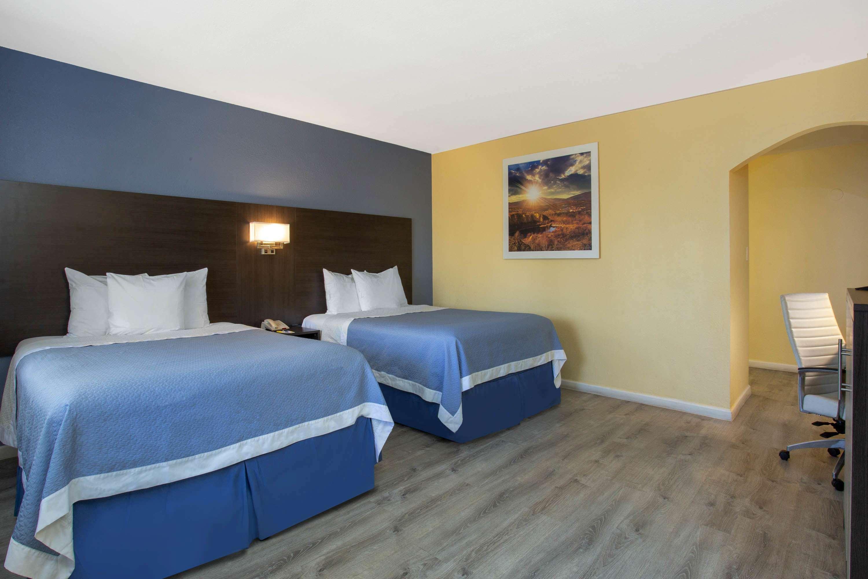 Days Inn By Wyndham Airport - Phoenix Dış mekan fotoğraf