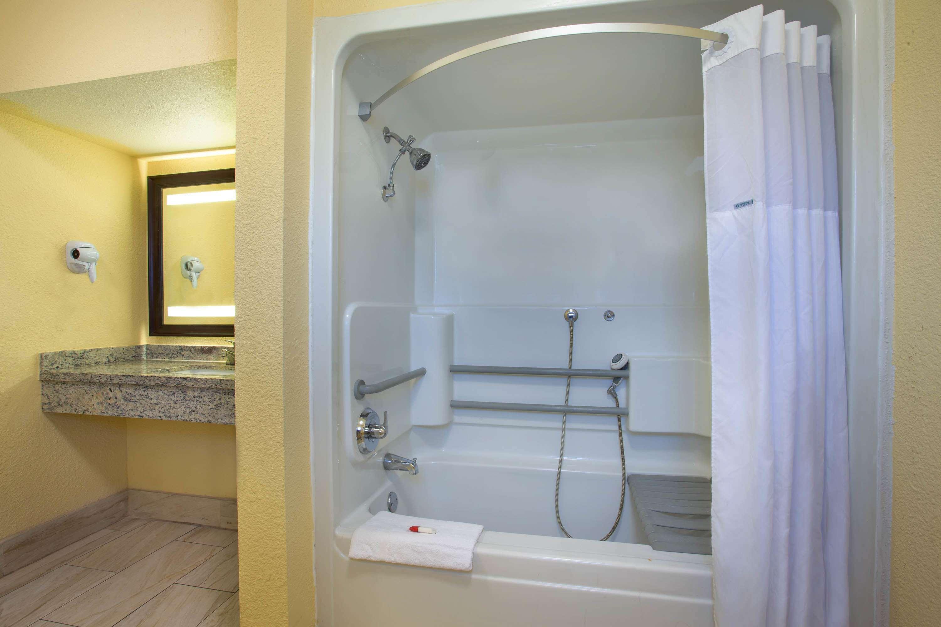 Days Inn By Wyndham Airport - Phoenix Dış mekan fotoğraf