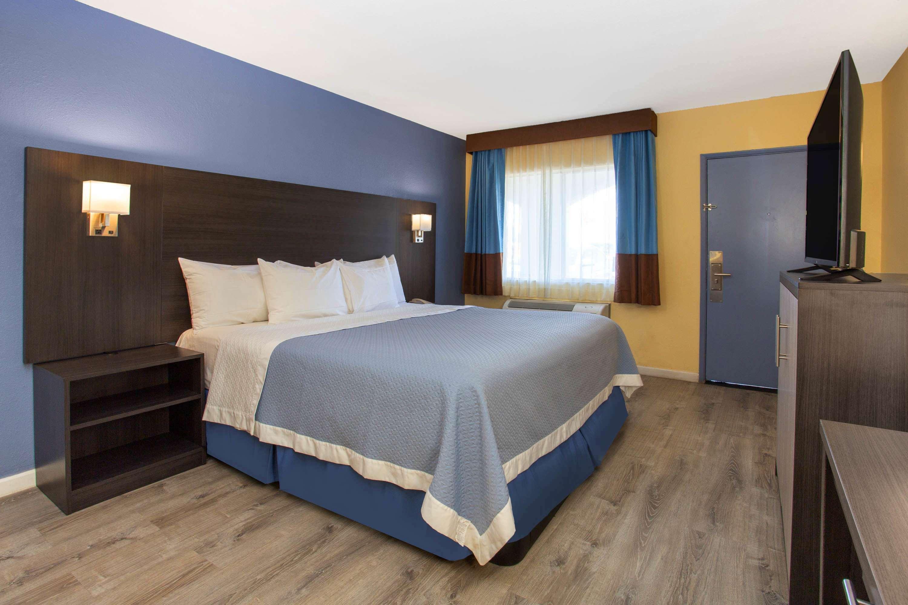 Days Inn By Wyndham Airport - Phoenix Dış mekan fotoğraf