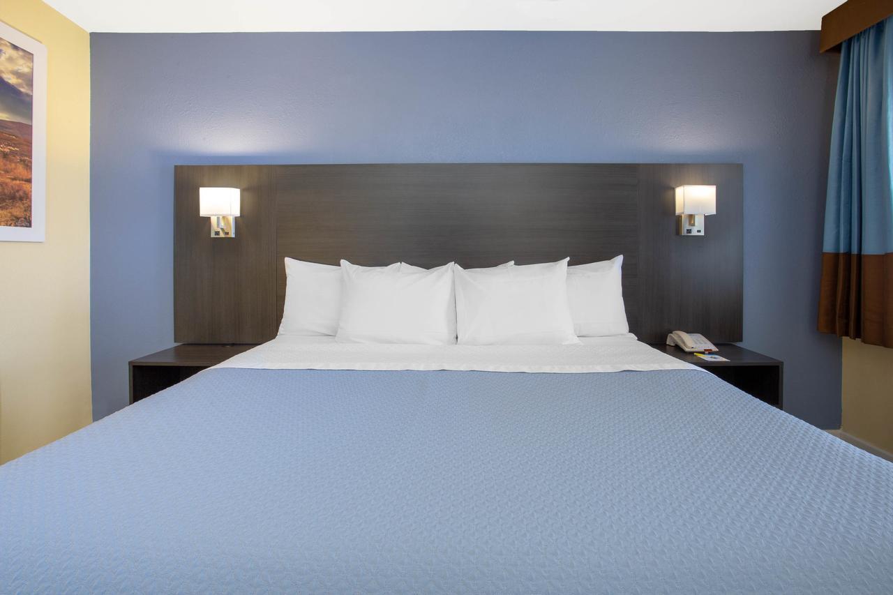 Days Inn By Wyndham Airport - Phoenix Dış mekan fotoğraf