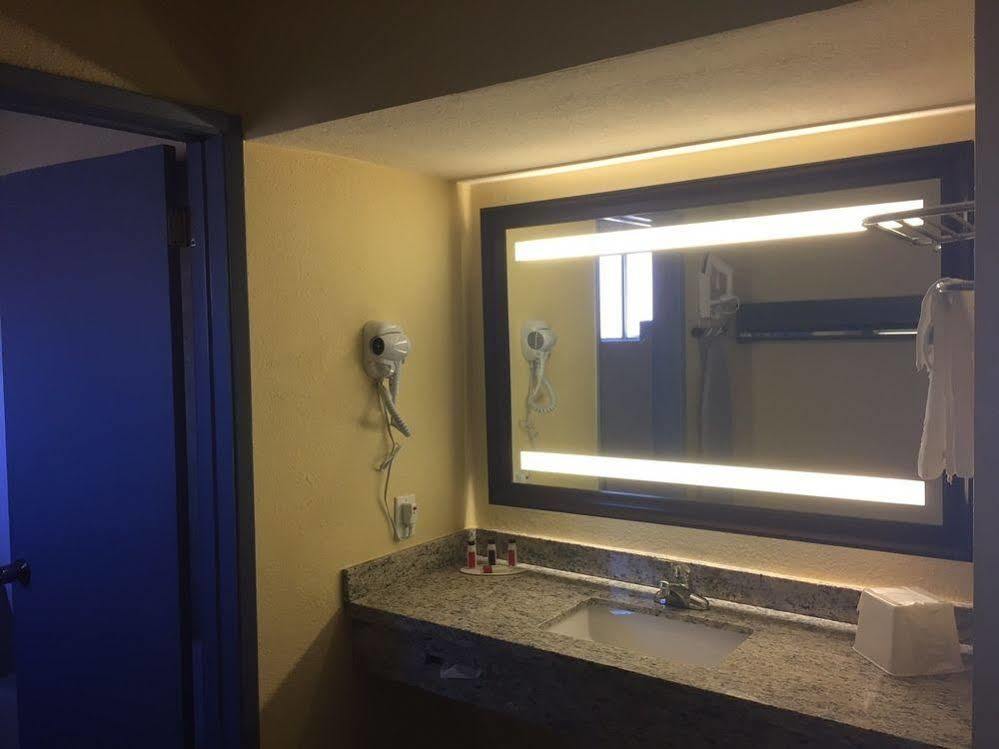 Days Inn By Wyndham Airport - Phoenix Dış mekan fotoğraf