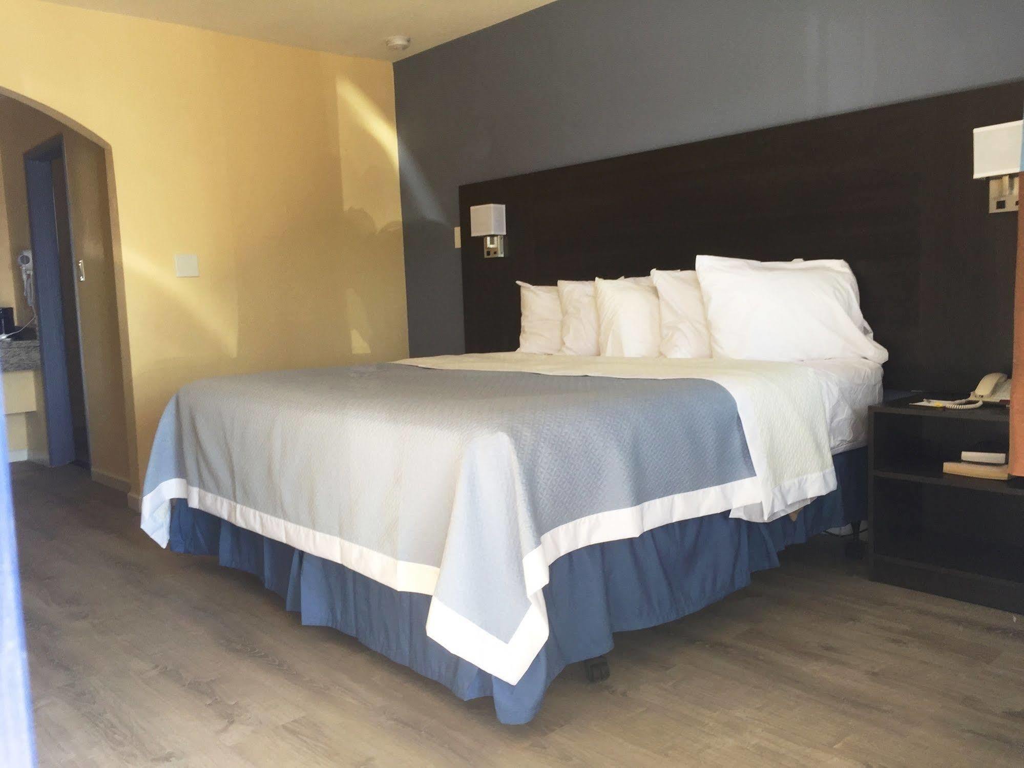 Days Inn By Wyndham Airport - Phoenix Dış mekan fotoğraf